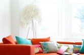 五彩拼色的沙发，以全新的方式颠覆人们对原有模式的刻板印象。绝妙的颜色搭配上舒适的质感，撞色沙发兼具了美观和实用性，开启了缤纷生活的新世界。（实习编辑：辛莉惠）