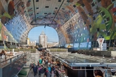 今天要来看的是位于鹿特丹 (Rotterdam) 市区中心的一座新建拱型建筑，名为 Markthal，已在 10/1 盛大开幕。由当地建筑工作室 MVRDV 亲手打造而成，而未何有此造型的构想呢？建筑师 Maas 说，一开始觉得这个计画非常「无聊」，于是乎，脑中起了搞怪的念头，想来个大翻转 (twist)，而不变的基本构想则是两片石板组合儿成加上中间的市场区域，这就是主体的 U 形区块的发想。（实习编辑：江冬妮）