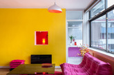 五彩拼色的沙发，以全新的方式颠覆人们对原有模式的刻板印象。绝妙的颜色搭配上舒适的质感，撞色沙发兼具了美观和实用性，开启了缤纷生活的新世界。（实习编辑：辛莉惠）