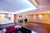 利用科技创造一切的空间，进门硕大的下沉式客厅，艳丽的沙发颜色和深色的地板白色的墙壁，形成一种现代豪华感。（实习编辑：江冬妮）