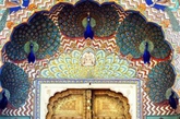 每一扇门的后面都有一个未知的世界，今天带大家去看的这些门色彩缤纷绚烂，令人惊叹不已，仿佛打开门就可以通往爱丽丝梦游仙境的世界。更加重要的是，它给了我们想象美丽的可能。印度，斋浦尔(Jaipur, India)（实习编辑：江冬妮）