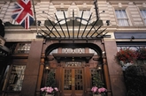 16. 41酒店 (英国，伦敦）：酒店地理位置优越，可以看到白金汉宫皇家马厩的入口。酒店的前身是位于中心地段的一个歌舞厅，如今已被改造成具有乔治王时代艺术风格的顶级酒店。（实习编辑：江冬妮）