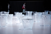 日本设计师吉冈德仁（Tokujin Yoshioka）为家具品牌Kartell设计，采用透明聚碳酸酯材料制作，模仿水晶器皿的纹饰和切割手法处理。它能像水晶一样反射周围的光线和环境，呈现出梦幻闪耀的视觉效果。Sparkle系列家具（包括矮凳和边桌）最近在东京中城（Tokyo Midtown）的中庭展出，同时也供前来参观DESIGN TOUCH 2014的人们休憩放松。（实习编辑：江冬妮）