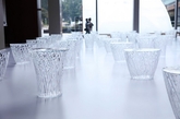 日本设计师吉冈德仁（Tokujin Yoshioka）为家具品牌Kartell设计，采用透明聚碳酸酯材料制作，模仿水晶器皿的纹饰和切割手法处理。它能像水晶一样反射周围的光线和环境，呈现出梦幻闪耀的视觉效果。Sparkle系列家具（包括矮凳和边桌）最近在东京中城（Tokyo Midtown）的中庭展出，同时也供前来参观DESIGN TOUCH 2014的人们休憩放松。（实习编辑：江冬妮）