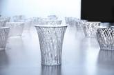 日本设计师吉冈德仁（Tokujin Yoshioka）为家具品牌Kartell设计，采用透明聚碳酸酯材料制作，模仿水晶器皿的纹饰和切割手法处理。它能像水晶一样反射周围的光线和环境，呈现出梦幻闪耀的视觉效果。Sparkle系列家具（包括矮凳和边桌）最近在东京中城（Tokyo Midtown）的中庭展出，同时也供前来参观DESIGN TOUCH 2014的人们休憩放松。（实习编辑：江冬妮）