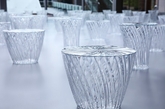 日本设计师吉冈德仁（Tokujin Yoshioka）为家具品牌Kartell设计，采用透明聚碳酸酯材料制作，模仿水晶器皿的纹饰和切割手法处理。它能像水晶一样反射周围的光线和环境，呈现出梦幻闪耀的视觉效果。Sparkle系列家具（包括矮凳和边桌）最近在东京中城（Tokyo Midtown）的中庭展出，同时也供前来参观DESIGN TOUCH 2014的人们休憩放松。（实习编辑：江冬妮）