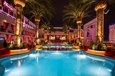  Drai Beach Club Pool: 位于美国 Las Vegas 的 Cormwell Drai Nightclub 游泳池，是由 Victor Drai 所创立，金碧辉煌美轮美奂的设计，可是只作为夜店并用来欣赏脱衣舞表演的哟！（实习编辑：江冬妮）