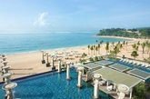  Infinity Pool: 位于巴里岛的 Mulia，可一边游泳一边欣赏巴里岛的美丽日落，是悠閒度假的最佳选择！（实习编辑：江冬妮）