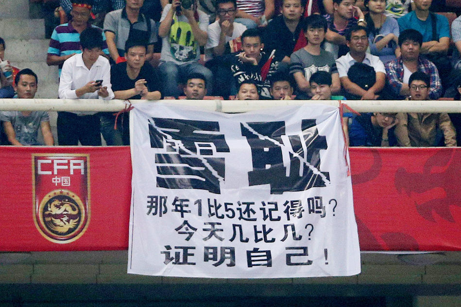 足球看台球迷打架犯规吗,足球看台球迷打架犯规吗视频