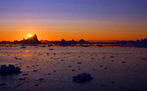 格陵兰岛冰湾夕阳美景