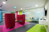 SkyScanner 于2011年在新加坡Robinson Road 39号设立了亚太区总部办公室。2014年不断壮大的公司需要更多的空间来满足发展需求，于是邀请设计公司DPC 做空间策划，并为他们设计一个充满新鲜感与趣味性的办公空间，让人一望而知这就是SkyScanner网络公司！趣味化的设计始于你一踏入这间办公室的接待大厅，靓丽而饱和的色彩热情的拥抱所有人，一处清新的咖啡吧台盛情款待每一位来者。极具个性特色的 “Buzzi Booths” 工作小站妆点着缤纷的办公空间，为那些需要独立思考的员工提供了一处宁静的办公单元。当然设计师还设置了一些用以小组讨论以及头脑风暴的合作空间。（实习编辑：江冬妮）