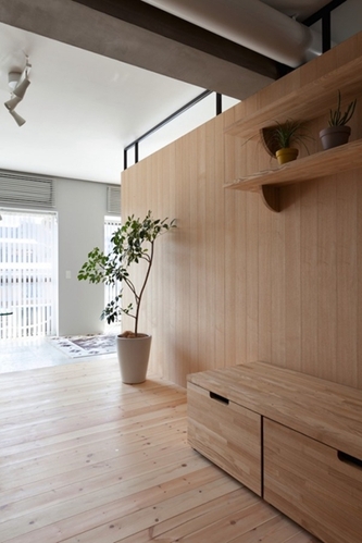 原木与绿色环绕的日本极简主义家居装修
