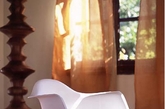 伊姆斯摇椅是由美国设计师伊姆斯夫妇在1950年设计的。伊姆斯摇椅是非常著名的一款经典的椅子设计，在椅子乃至家具设计界都是一个经典的优秀作品，从设计诞生到现在有60年的历史了，至今依旧被大家所喜爱并被广泛使用。可见其经典美学的魅力。当然除了设计感之外，其使用起来也是非常师傅的并且充满乐趣，很休闲的感觉。摇一摇身心都会变得美好起来。
