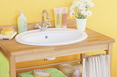 不管你是否有个小浴室，你都需要一些适合你的室内和空间的有创意的存储灵感。橱柜水槽上方最常用来存储东西，但你也可以充分利用水槽，浴缸下方和它旁边的空间。想创造出质朴的氛围，你可以直接用一个木梯，粗糙的木柜子或用篮子来代替浴室柜。不同的罐子，架子和立柜也很能与小空间搭配，顺便说一下，它们用起来还是很方便的。下面，你会发现一些在你的浴室当中组织更酷存储空间，更有创意的灵感，享受一下吧！（实习编辑：江冬妮）