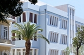 融合了20世纪20年代的庄严和现代优雅，以两个极具代表性的建筑遗产修复而成的 Norman 酒店实在非常漂亮。酒店坐落在充满活力的 Tel Aviv 中心地带，距离海滩仅10分钟的步行路程。50个独立设计的客房和套房，每间诺曼的客房拥有独特的佈局和特色，高高的天花板，和用手工装饰瓷砖的宽敞浴室！如果你要到地中海旅行的话，这也是不错的酒店选择！（实习编辑：江冬妮）