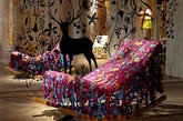 荷兰设计师 Tord Boontje的这一系列椅子的特点很明显，它们被披上各种华丽的外衣，有没有充满时尚气息呢？Boontje 接触过许多时尚元素，他被迷人的纺织面料吸引了，最后将纺织面料这种元素运用到家具设计当中。羊毛和丝绸织物被剪裁、设计，最终披在了这些椅子上，营造了一种神秘的氛围，等待着你去探索。在这一系列的每把椅子中都隐藏着一个故事，你可以感受到不同的元素，像公主，海盗，巫婆，王子等。（实习编辑：刘宁馨）