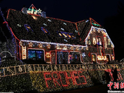 德国老人45万个灯泡装扮房子迎圣诞 宛若童话小屋