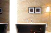 恒洁舒适浴缸：精致的水件，功能齐全，注水、调温触手可及。
