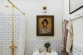 如果你想为你的浴室创造复古外观，你只需要添加一些风格就可做到这一点。
后挡板可以由地铁砖或黑色和白色瓷砖铺设。对于镜子来说，可用白色的缺口彩绘木的，或质朴的木质原料的，或给镜子搭配一个更古董的形状即可。如果你空间不是很紧张，可以使用陶瓷水槽，水龙头选用瓷柄，或黄铜的。蕾丝窗帘有助于增加隐私，并在白天让室内拥有不错的柔光。窗帘栏杆，可以使用铁棍和壁挂支架，或质朴木制的。复古风格的玻璃瓶可以用来代替水槽边通用的塑料瓶。金属字母，复古风格的地图，植物版画和地铁标志都是墙面装饰的一些元素。
一起来看看吧。