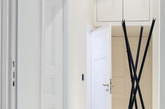 德国设计师Sarah Van Peteghem受地产商的委托，完成位于柏林的公寓室内设计。房间的墙壁与地面以单色调为主，生长在麻布袋中的绿色植物与旧地图等一些Vintage元素作为装饰。家具则主要选自当地品牌New Tendency和部分的北欧家居产品。来自New Tendency的一款边桌Meta Side Table，用来展示精装的书籍和绿色植物。（实习编辑：刘宁馨）
