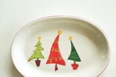 吃西式的圣诞大餐，当然要用配套的西式餐具。洁白的陶瓷餐具不仅能完美衬托食物本身的色香，更是与窗外的雪花和家里的圣诞装饰相映成趣。如果你没有时间准备火鸡、布丁、姜饼等圣诞大餐，就用“圣诞餐具”为你的晚餐增添乐趣吧！（实习编辑：陈尚琪）