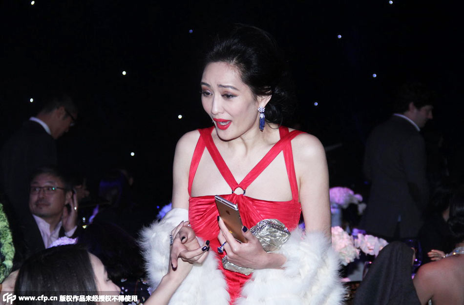 阔太孟广美着高清红裙出席活动中门大开[性感v高清病毒性出疹子图片