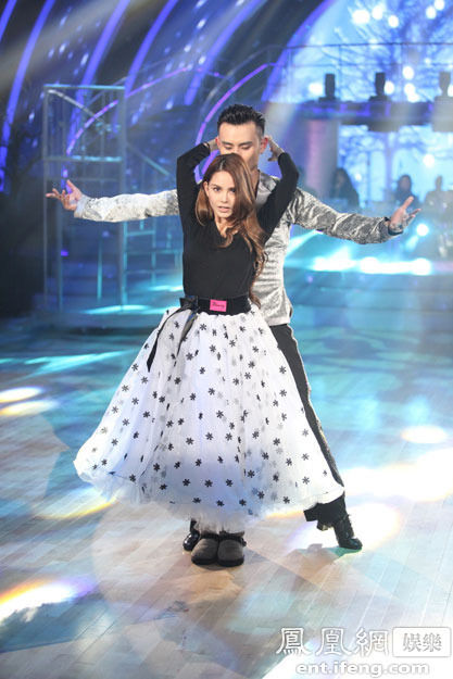 《与星共舞》今晚开播 昆凌素颜现身彩排紧搂