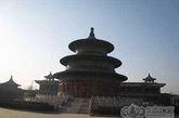 “天安门”位于临汾市南约三公里处的尧庙广场，与尧庙大门正对。