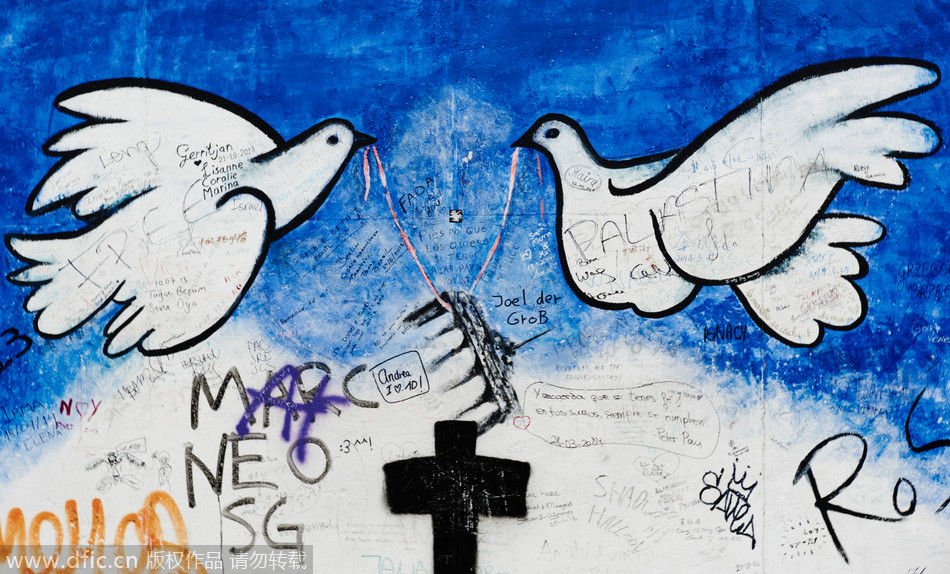 游柏林墙东侧画廊 看爱与和平的涂鸦 
