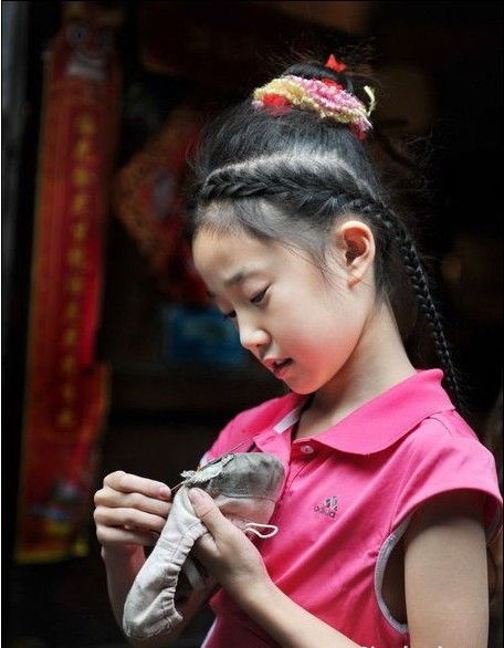 <em>10岁女孩</em> 马路灯下练芭蕾_<em>教育</em>频道_凤凰网