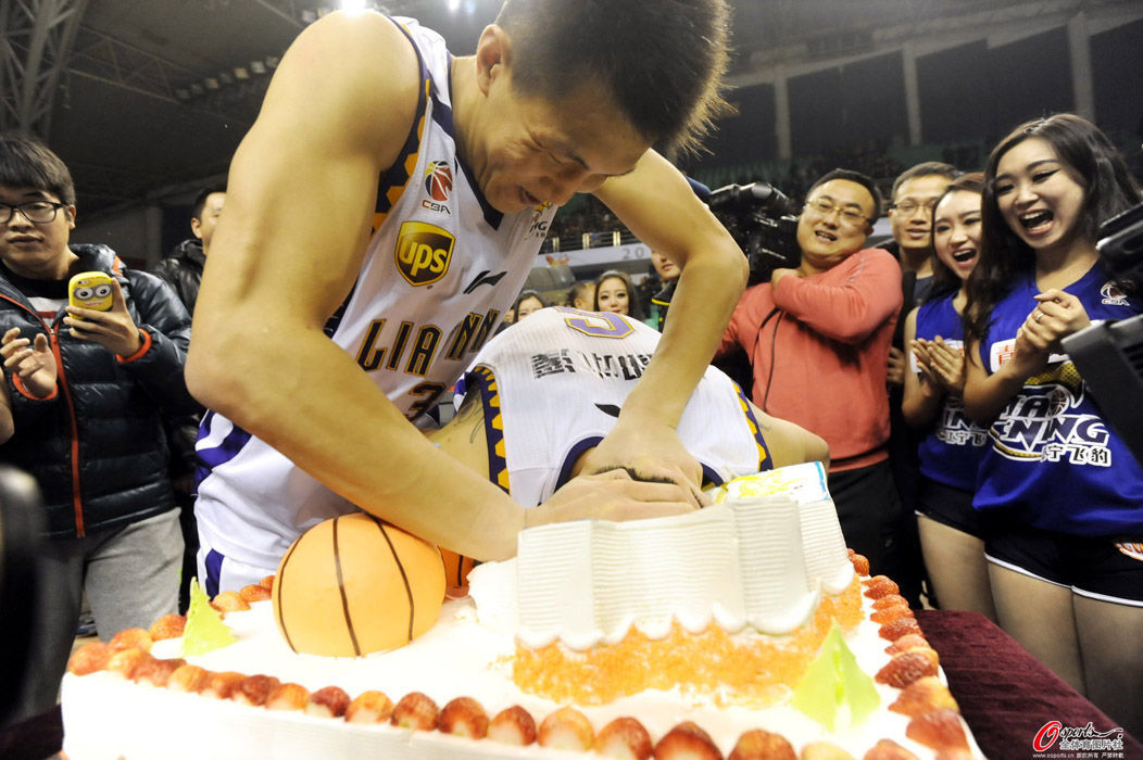 东莞女郎<em>激情</em>热舞遇尴尬 傲人上围撑破<em>胸衣</em>_体