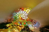 墨西哥建筑师Javier Senosiain在2006年为一个年轻的家庭设计了这座巨型的鹦鹉螺贝壳屋 。从外面沿着一道层层递升的楼梯走上前，你可以通过一大扇彩色玻璃墙边的一角开门进入贝壳屋。迎门的右手边有一片花朵般的沙发休息区 ，周围尽是郁郁葱葱的植被；前方是餐厅和餐厅；沿着蜿蜒曲折的螺旋楼梯继续探索，还有独特的电视室、工作室，以及私密的卧室等有趣和别致的生活空间。（实习编辑：刘宁馨）