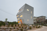韩国的建筑公司 Moon Hoon Land 以星际大战为主题，以充满未来感以及融入华丽人物的特色创造出“星际大战”之家。星际大战之家的名称和设计是源自于屋主童年的梦想，希望能够成为一位航天员。不规则几何造型的建筑物坐落在宁静的郊区内，享受平静舒适的生活，在韩国，越来越多家庭倾向居住在郊区，远离大都市的拥挤和污染，户外的园艺设计和休息区，提供足够的空间让屋主可以在此小散步。混凝土的墙，运用在外墙的水平和垂直立面以及斜面凹处的大窗户，所有灵感来自于未来的太空飞船，与附近的住宅相较之下，这栋建筑物显得相当醒目高调。（实习编辑：刘宁馨）