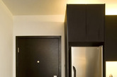 
香港梁显智设计工作室设计了一个别致的48平方米的单身公寓。设计师梁显智，选用了核桃棕色家具创建出男性化和高品位的氛围。同时，他也设计了推拉门，从而将睡眠/生活区和烹饪/餐饮区分开。设计灵活实用，确保了小空间当中的最大空间使用率。（实习编辑：刘宁馨）