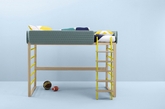 这一组儿童家具采用模块化的组合方式，在功能上十分灵活。例如，矮桌在将桌面倾斜后便形成一个画板，婴儿床在将栅栏去掉后便可以作为沙发使用。该系列家具在材料和细节的上也十分注重舒适和安全性，色彩也丰富多样。（实习编辑：陈尚琪）