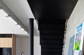 这里介绍的特拉维夫复式公寓采用黑灰木三大主色，搭配简介平板的家具设计和开阔明朗的空间划分，打造了一个舒适而时尚的生活空间。（实习编辑：陈尚琪）