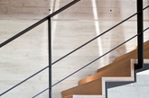 这里介绍的特拉维夫复式公寓采用黑灰木三大主色，搭配简介平板的家具设计和开阔明朗的空间划分，打造了一个舒适而时尚的生活空间。（实习编辑：陈尚琪）