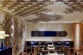 融餐馆：传统的中国青铜大门，主餐厅有着中国前卫落地灯，让具有传统青铜雕塑的天花板得到不同角度的展现。中国蓝的靠垫，蓝色的地毯，天花板上回响，零星的中国斗拱，精美的家具和中国古代人工书构成一个优雅得体的用餐空间，在每个细节展示了中国的文化。（实习编辑：陈尚琪)