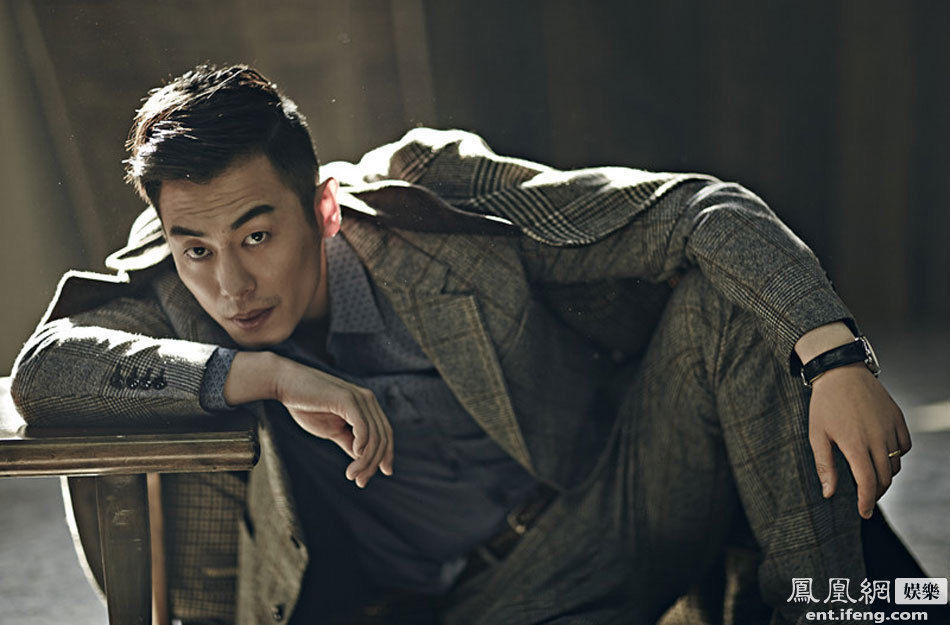 张筱雨人体彩绘扮蝴蝶仙子 巨蟒缠身现场派发