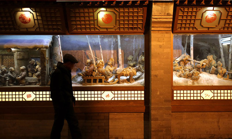 法国夫妇改装大巴 一家六口自驾游至新疆