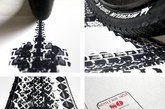 「100copies」是托马斯结合了自行车和创意而创建的一个品牌，专门设计和创作与自行车元素有关的印刷品、T恤，顾名思义，每一个产品都是限量100件。今天所介绍的一系列作品正是100copies中托马斯用自行车轮胎沾上颜料而创作的海报 ，包括帝国大厦、伦敦双子桥、巴黎铁塔及中国紫禁城等著名建筑。（实习编辑：刘宁馨）