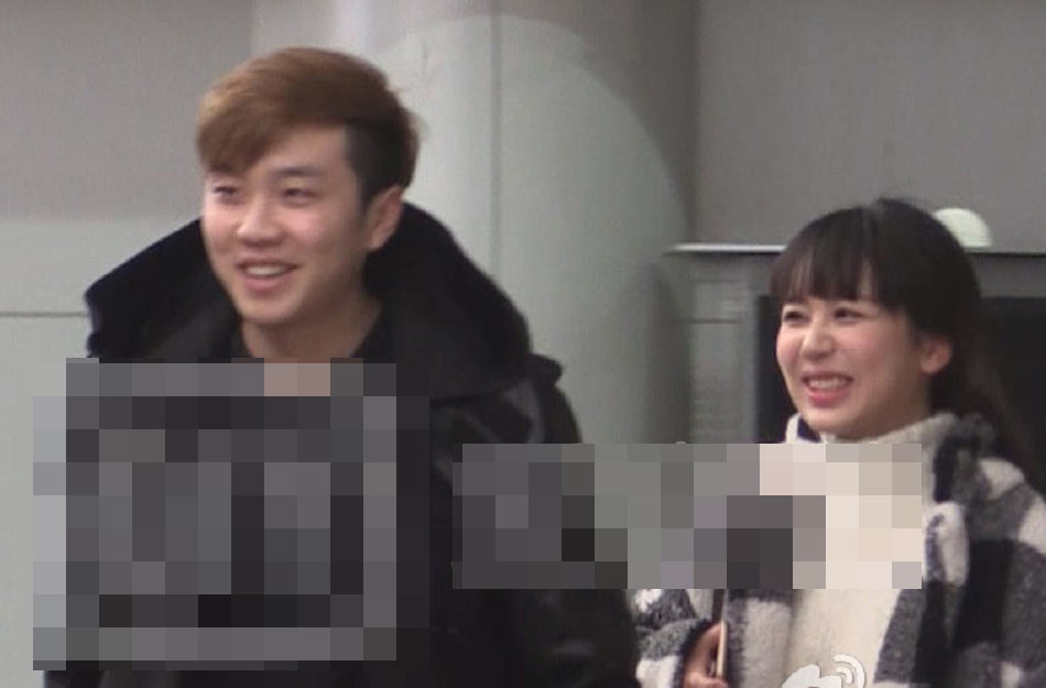 《家有儿女》小雪男友曝光 车内甜蜜激吻被拍[高清大图]