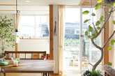 简洁风格长期是日本设计的标签。今天带来的案例就是来自日本福冈县北九州地区的一处村屋，经过两代人的传承，其暂新的外表仍然透露着传统的日式格调。这幢双层的村屋带有一个户外花园和阳台，从上到下的落地窗设计为室内带来了极佳采光的同事也将阳台和花园空间自然与室内融为一体，体现出一种与自然和谐共存的生活状态。如果不说，你能猜出这幢房子建筑面积只有70平大小吗？（凤凰家居编译）