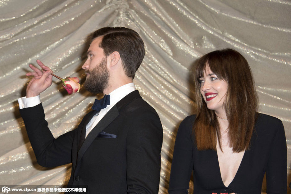 《五十度灰》见面会 美艳达科塔献花男主角[高