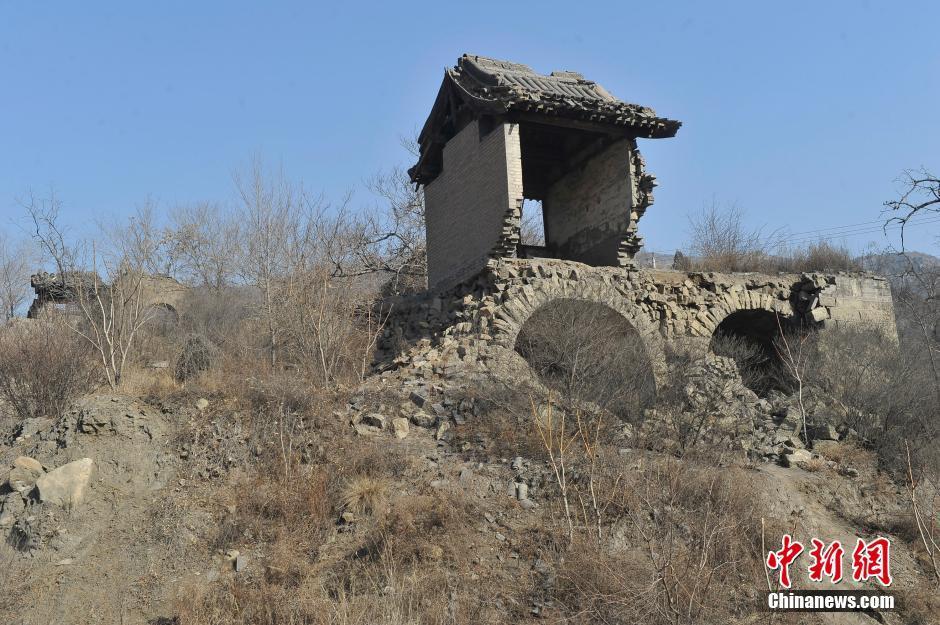 山西惊现“庙坚强” 地基塌毁半悬空仍屹立不倒