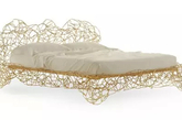 8. Corallo床
采用了由金线制成的杂乱无章的床架