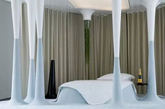 5. 治疗失眠的床
这款名为Once Upon a Dream的床是法国设计师Mathieu Lehanneur专为治疗失眠而设计的。这张床通过一系列的动作帮助用户进入睡眠：首先，自动关闭床幔；然后，逐渐降低温度、减弱光线，同时发出柔和的白噪声以阻挡外部声音。