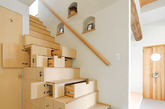 如果你们家的房子有一个阁楼，或者是需要自己加装楼梯的话，那么设计一款自己喜欢满意的楼梯是必须的，今天收集分享：21个创意的阁楼楼梯设计作品，希望其中有你喜欢和需要的，或者可以给你带来灵感的。（实习编辑：周芝）