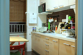 厨房的面积相对是较大的，有6平米多。