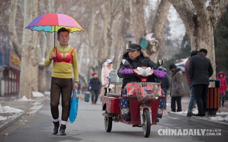 <em>大叔</em>外穿女式内衣逛街 实拍<em>胸罩</em>哥的真实生活